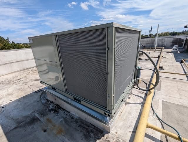 Commercial rooftop HVAC condensing unit